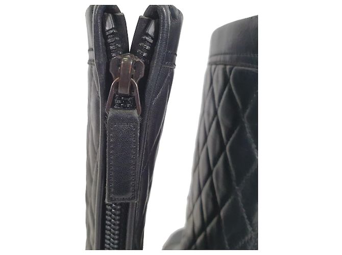 Timeless Botas de cano médio acolchoadas Chanel CC em couro preto - vista 12