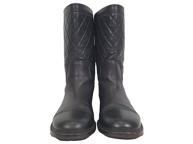 Timeless Botas de cano médio acolchoadas Chanel CC em couro preto - vista 2