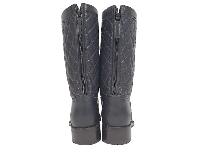 Timeless Botas de cano médio acolchoadas Chanel CC em couro preto - vista 3