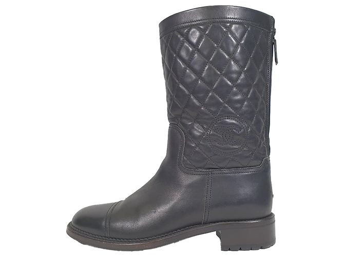 Timeless Botas de cano médio acolchoadas Chanel CC em couro preto - vista 4