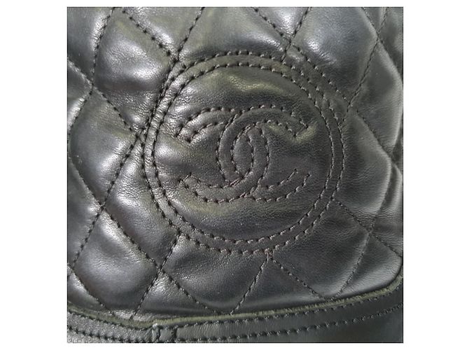 Timeless Botas de cano médio acolchoadas Chanel CC em couro preto - vista 8