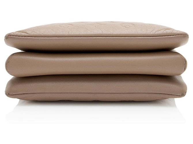 Borsa a tracolla Louis Vuitton Coussin PM in agnello goffrato Monogram Marrone Beige - vista 4