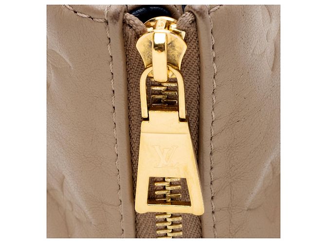 Borsa a tracolla Louis Vuitton Coussin PM in agnello goffrato Monogram Marrone Beige - vista 9