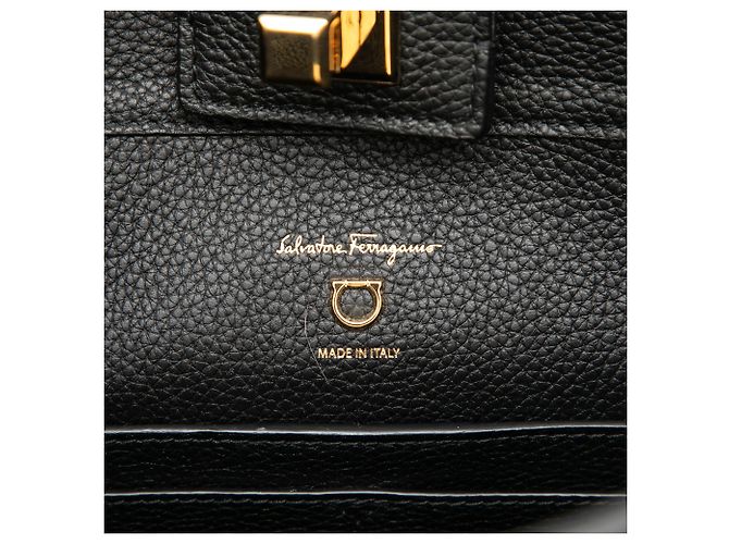 Salvatore Ferragamo Borsa a secchiello Studio in pelle di vitello martellata nera Ferragamo Nero - vista 5