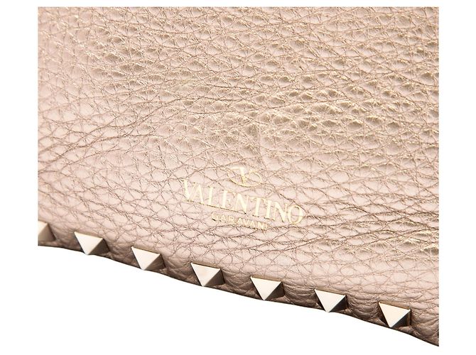 Bolso Valentino Gold Mini Metallic Pebbled Calfskin Rockstud Trapeze - vista 5