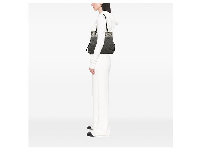 Tote Bonbon em denim acolchoado CC cinza Chanel Marrom Cinza antracite - vista 7