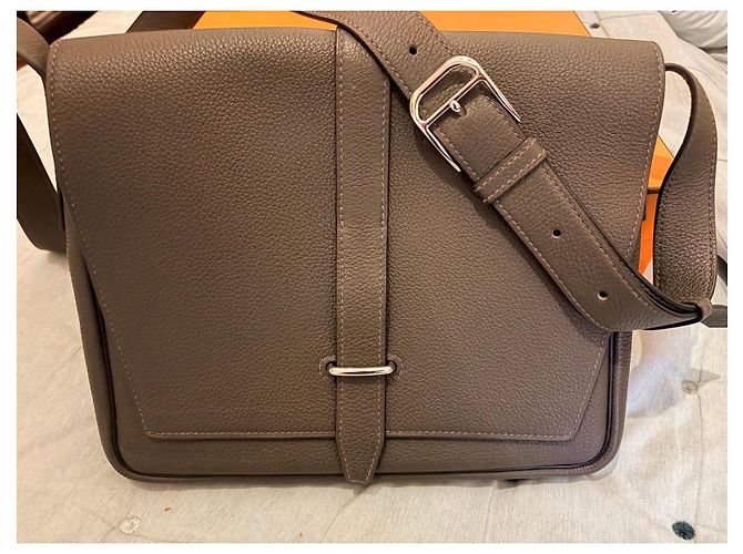 Borsa a tracolla Hermès Steve Light in pelle Togo Cachi - vista 2