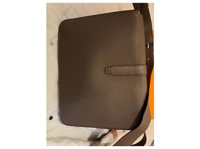 Borsa a tracolla Hermès Steve Light in pelle Togo Cachi - vista 3