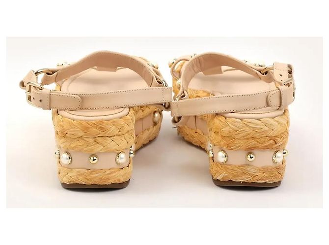 Stuart Weitzman Sandali con zeppa in pelle beige e perle - vista 3