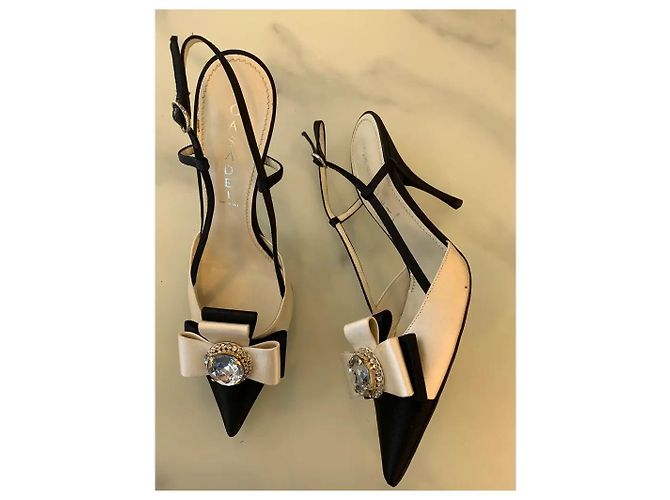 Casadei Escarpins Slingback Bicolores em Cetim com Laço e Joia Preto Branco - vista 2