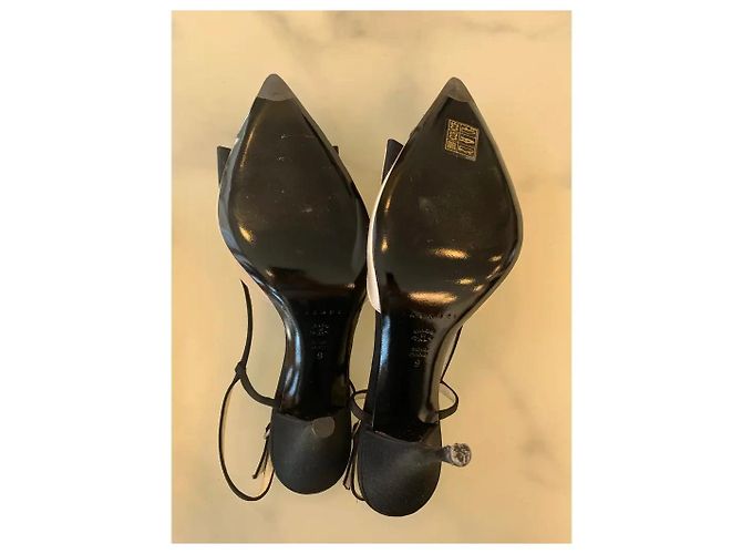 Casadei Escarpins Slingback Bicolores em Cetim com Laço e Joia Preto Branco - vista 4