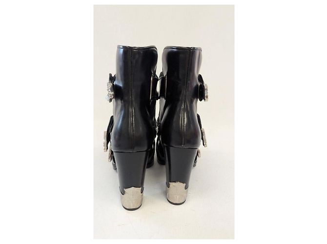 Toga Pulla Botas de cano curto em couro preto com fivelas e recortes - vista 4