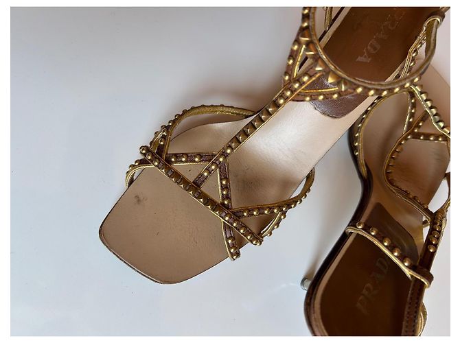 Prada Défilé Sandali con Tacco in Pelle Borchiata - Marrone e Oro D'oro - vista 14