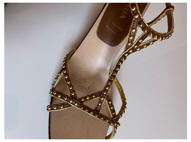 Prada Défilé Sandali con Tacco in Pelle Borchiata - Marrone e Oro D'oro - vista 15