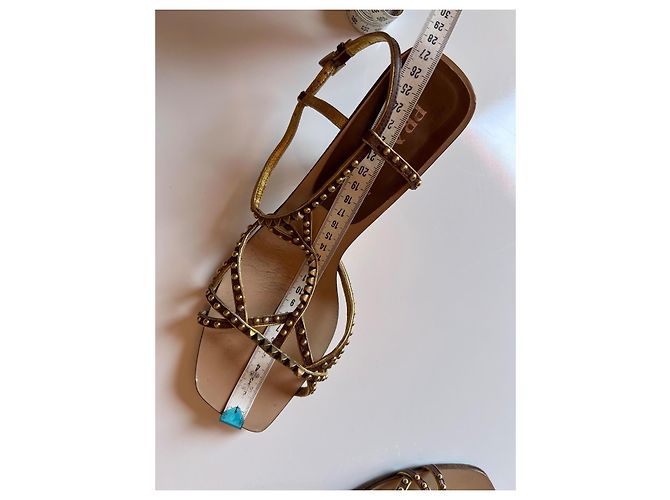 Prada Défilé Sandali con Tacco in Pelle Borchiata - Marrone e Oro D'oro - vista 17