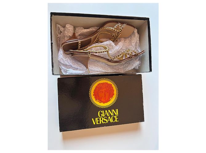 Prada Défilé Sandali con Tacco in Pelle Borchiata - Marrone e Oro D'oro - vista 18