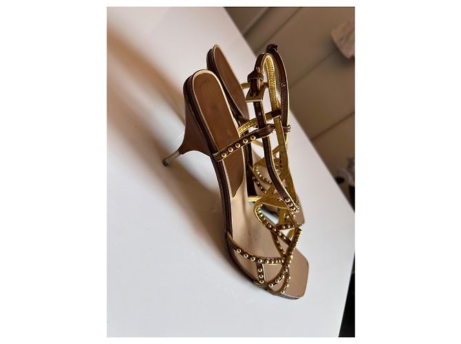 Prada Défilé Sandali con Tacco in Pelle Borchiata - Marrone e Oro D'oro - vista 3