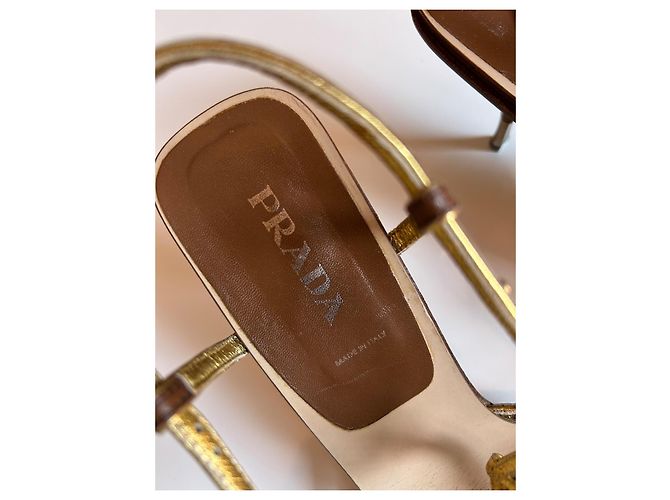 Prada Défilé Sandali con Tacco in Pelle Borchiata - Marrone e Oro D'oro - vista 4
