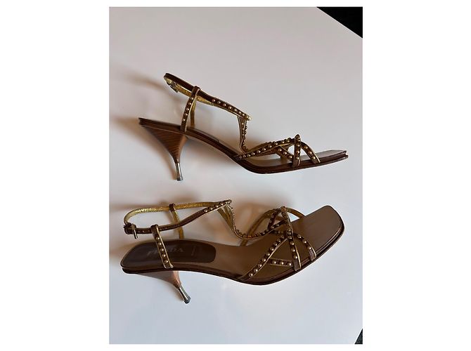 Prada Défilé Sandali con Tacco in Pelle Borchiata - Marrone e Oro D'oro - vista 5