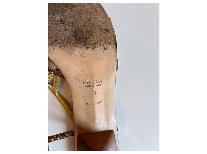 Prada Défilé Sandali con Tacco in Pelle Borchiata - Marrone e Oro D'oro - vista 9