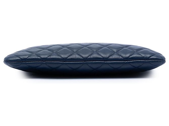 Clutch Chanel Blue Medium Quilted Lambskin O Case Blu navy - vista 3