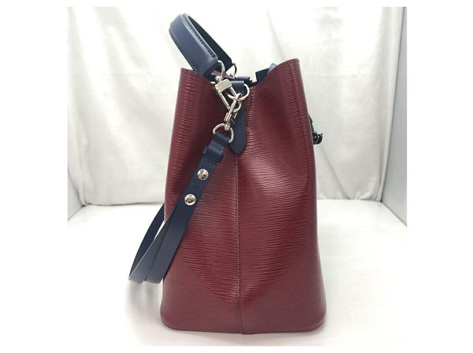 Néonoé Borsa Louis Vuitton NeoNoe in pelle Epi color Cherry Rosso - vista 4