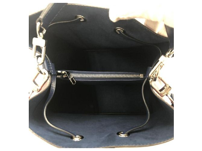 Néonoé Borsa Louis Vuitton NeoNoe in pelle Epi color Cherry Rosso - vista 8