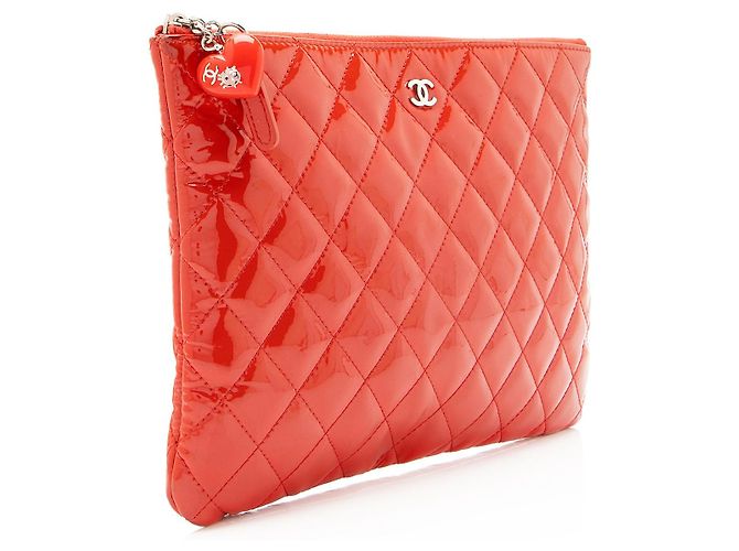 Gabrielle Chanel Patent Leather Valentine Hearts Medium O-Case Rosso - vista 2
