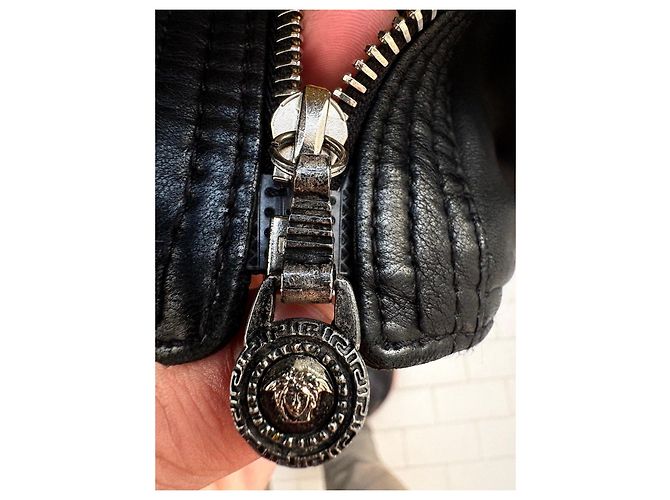Gianni Versace schwarze Lederjacke mit Medusa-Futter - Ansicht 14