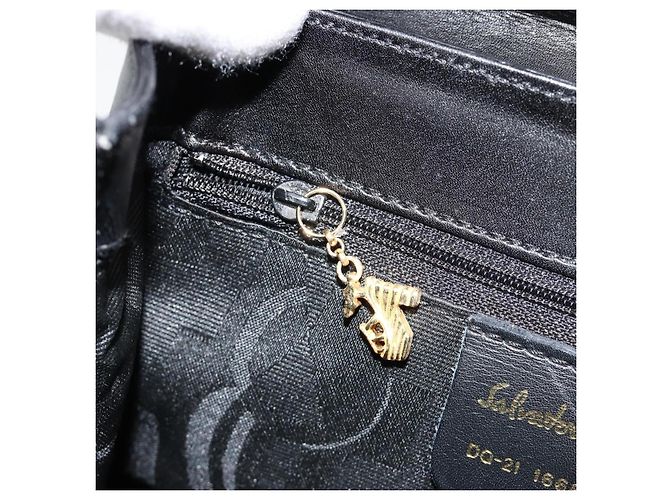 Bolsa Salvatore Ferragamo Gancini de Couro 2way Preto Ouro Auth 181422A Dourado - vista 22