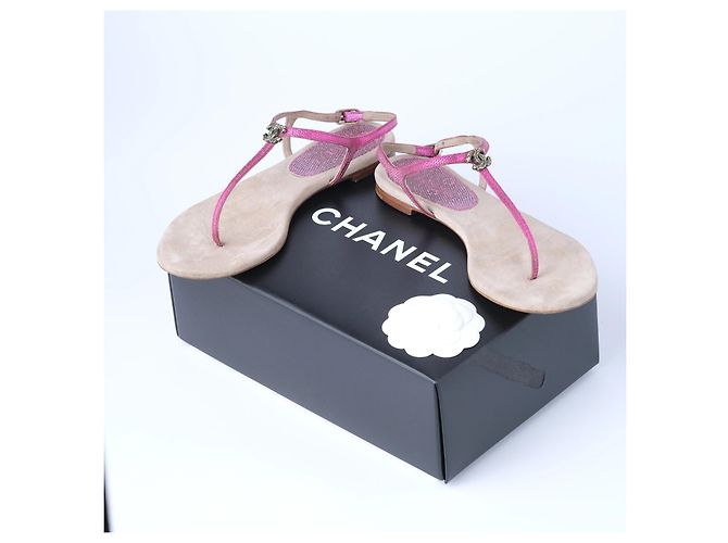 Timeless Chanel Metallic Fuchsia Leder CC Thong Sandalen Pink - Ansicht 7