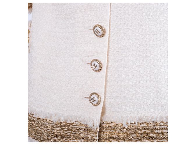 Timeless Chanel Kurzarmjacke in Elfenbein mit Seidenfutter Beige Roh Sand - Ansicht 5