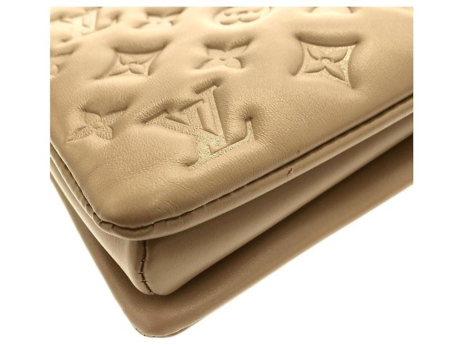Borsa a Spalla Louis Vuitton Coussin MM M21276 Taupe - vista 3
