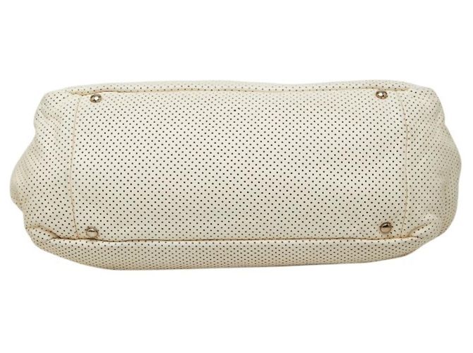 Borsa a tracolla Chanel Matelassé Coco Mark 2.55 Perforated Chain Bianco sporco - vista 3