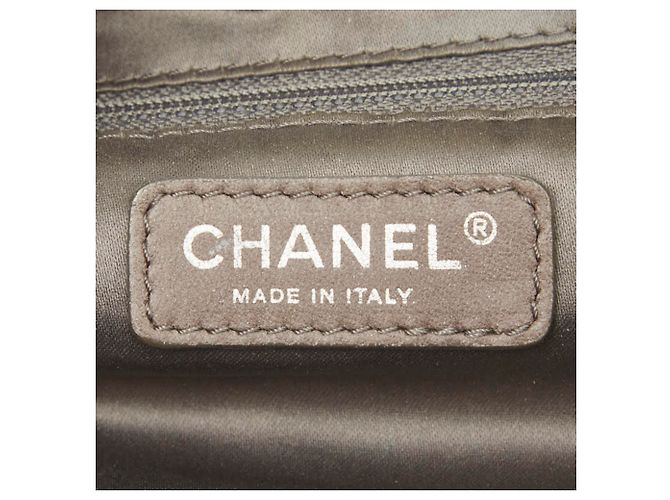 Borsa a tracolla Chanel Matelassé Coco Mark 2.55 Perforated Chain Bianco sporco - vista 9