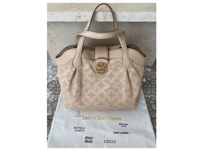 Louis Vuitton Mahina Cirrus Borsa in Pelle Traforata Beige - vista 2