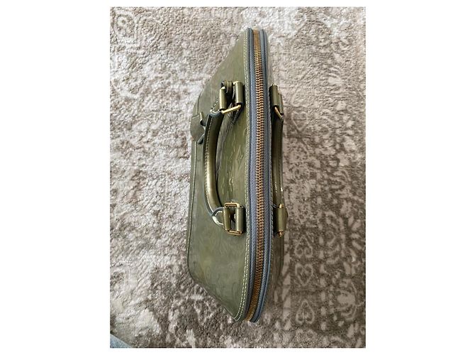 Louis Vuitton Alma Pelle Vernice Verde Kaki - vista 9