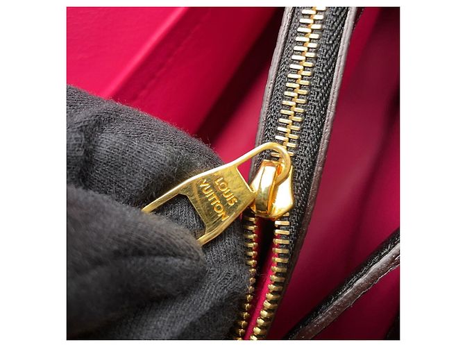 Borsa Louis Vuitton Capucines MM Nero - vista 9