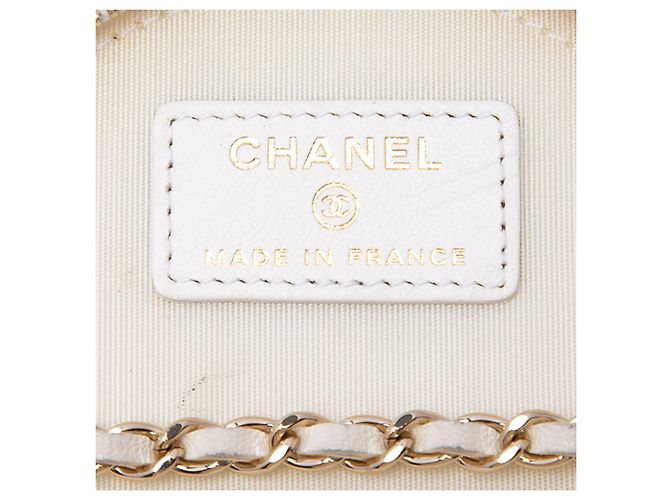 Vanity Beauty case Chanel in agnello trapuntato bianco con catena e charm - vista 5
