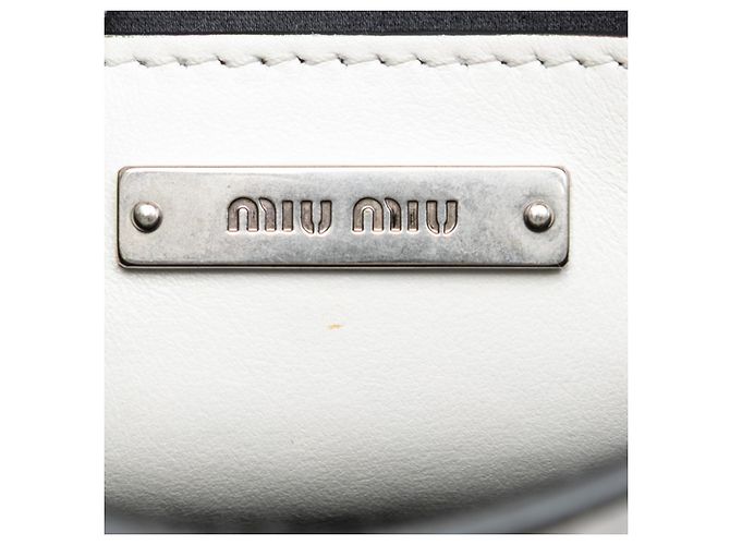 Bolsa transversal Miu Miu em couro liso branco com detalhes de estrela de cristal - vista 5