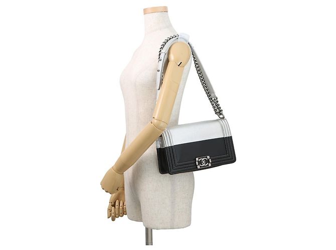 Borsa a tracolla Chanel Boy in pelle Chanel Nero Argento - vista 4
