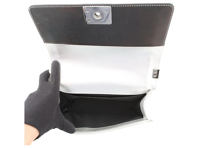 Borsa a tracolla Chanel Boy in pelle Chanel Nero Argento - vista 6