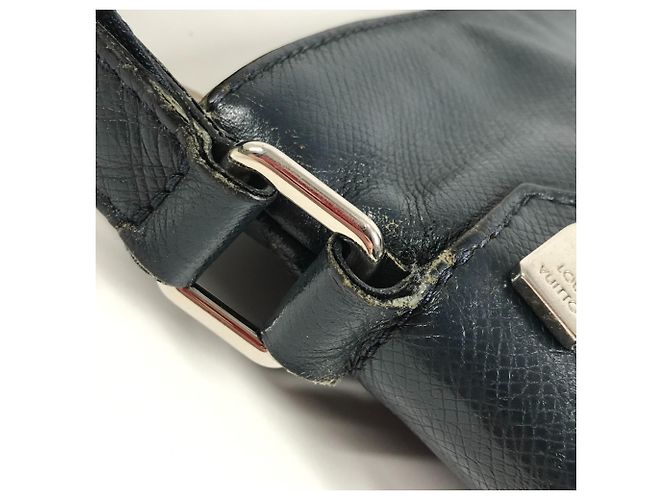 Borsa Louis Vuitton Taiga Sasha Blu navy - vista 10
