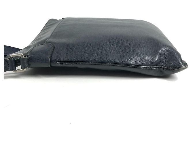 Borsa Louis Vuitton Taiga Sasha Blu navy - vista 3