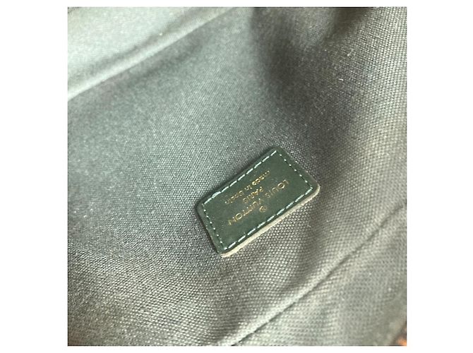 Borsa Second Louis Vuitton Taiga Kalga Verde - vista 13