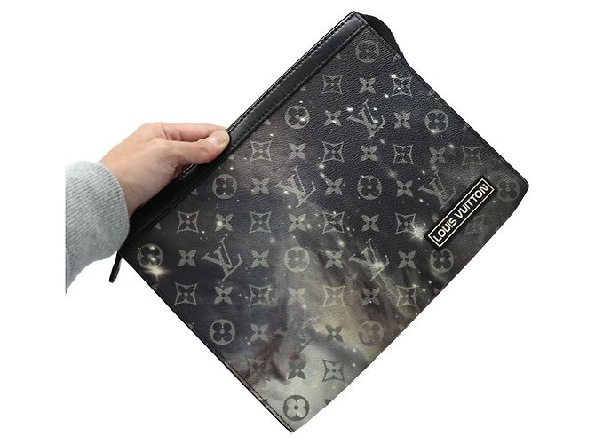 Louis Vuitton M44448 Pochette Voyage MM Clutch Nero - vista 11