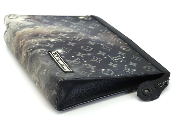 Louis Vuitton M44448 Pochette Voyage MM Clutch Nero - vista 3