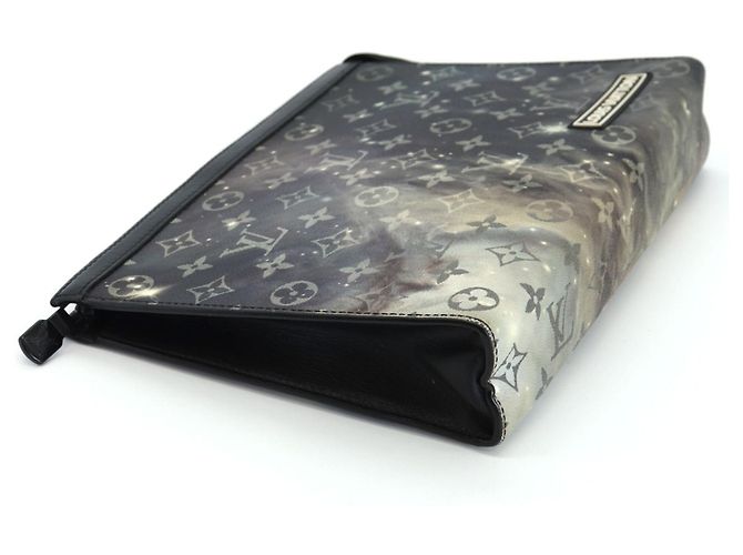 Louis Vuitton M44448 Pochette Voyage MM Clutch Nero - vista 4