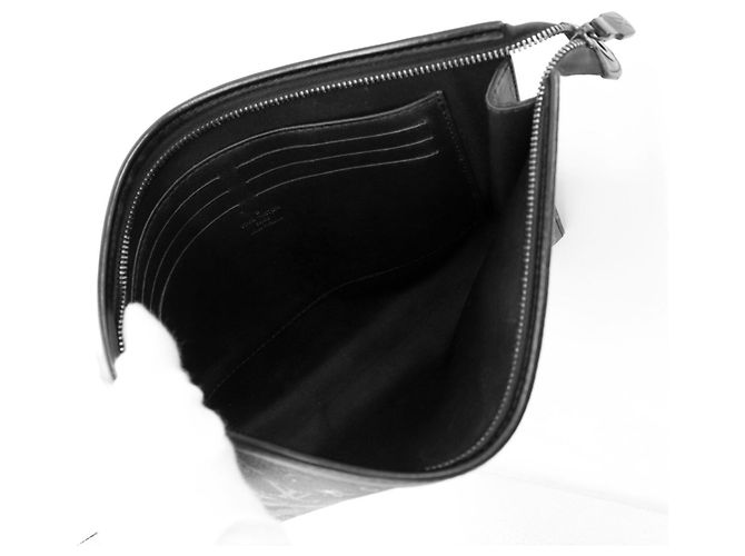 Louis Vuitton M44448 Pochette Voyage MM Clutch Nero - vista 7