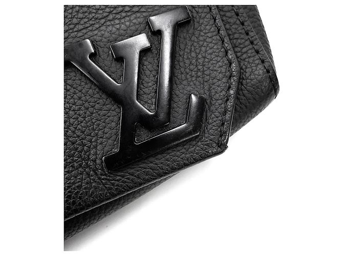 Borsa a tracolla Louis Vuitton in pelle granulata Takeoff Sling Nero - vista 11